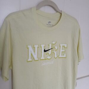 Nike T-Shirt Calligraphy Spell Out Center Swoosh Men's Medium Tee Yellow FZ5387
